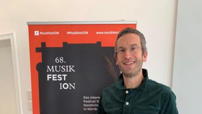 Bild: gük
Der Kulturunternehmer und Musiker Moritz Puschke lenkt nun die Geschicke der ION. Bei einer Pressekonferenz stellte er das Programm für 2019 vor, das unter dem Motto "Spuren" steht.