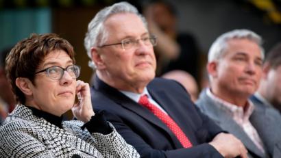 Bild:  Kay Nietfeld/dpa
Annegret Kramp-Karrenbauer, CDU-Bundesvorsitzende, Joachim Herrmann (CSU), Bayerischer Innenminister, und Thomas Strobl (CDU), Innenminister in Baden-Württemberg (von links), beim Abschluss des "Werkstatt-Gesprächs".