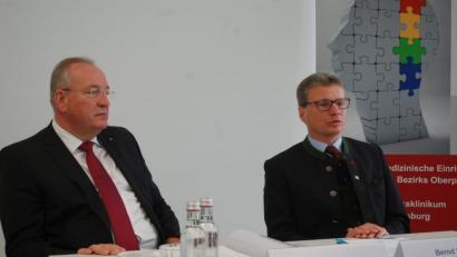 Bild: gib
Bayerns Wissenschaftsminister Bernd Sibler (rechts) und der Oberpfälzer Bezirkstagspräsident Franz Löffler demonstrierten bei der Pressekonferenz Einigkeit.