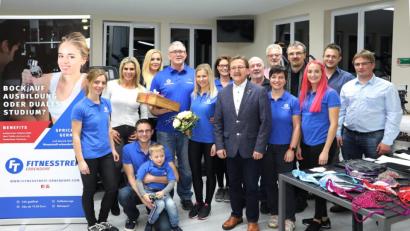 Bild: njn
In einer Feierstunde wurde die Erweiterung des Fitnesstreffs seiner Bestimmung übergeben. Den kirchlichen Segen erteilte Pfarrer Martin Besold (Vierter von rechts). Mit auf dem Bild Bürgermeister Hans Donko (Achter von rechts), die Inhaber Wolfgang und Andrea Hertlein (Sechster und Siebte von links) sowie das Team des Studios und die Vertreter der am Bau beteiligten Firmen.