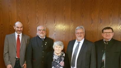 Bild: hme
Sie alle gratulieren Rosa Kres (von links): Marktrat Roland Rauch, dritter Bürgermeister Hans Meißner, Pfarrer Arnold Pirner und Sohn sowie zweiter Bürgermeister Gerhard Kres.