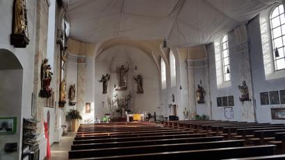 Bild: gi
In der Pfarrgemeinderatssitzung steht die Innenrenovierung der Pfarrkirche im Mittelpunkt. Die Decke ist bereits verhüllt und abgesichert.