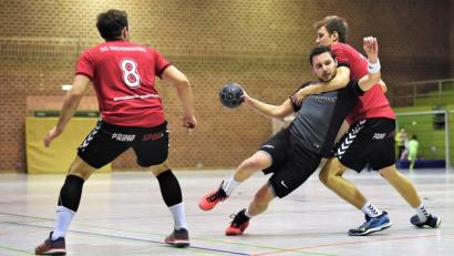 Bild: Büttner, Gerhard
Der Weidener Fabian Szameitat (schwarz) versucht sich hier gegen einen Regensburger Spieler durchzusetzen. Der HC unterlag im Heimspiel den Domstädtern mit 24:32.
