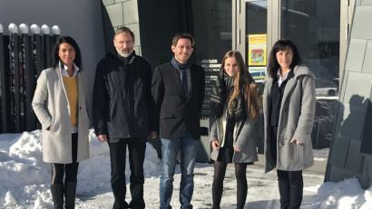 Bild: exb
Ein Besuch im Museum „Vulkanerlebnis Parkstein“ darf nicht fehlen. Daran nehmen teil (von links): Museumsleiterin Regina Kiermaier, Leiter des Geoparks Bayern-Böhmen Andreas Peterek, Geographielehrer Florian Spieler und Gymnasiastin Sarah Reichelt aus Hof sowie Bürgermeisterin Tanja Schiffmann.
