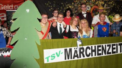 Bild: weu
Bei einer Einlage präsentierte die TSV-Crew ein altbekanntes Märchen in einer neuen Fassung: „Rotkäppchen und der Wolf“, in der Version von „Umberto Trinkgefäß“, erheiterte die Zuschauer sehr.