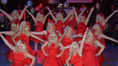 Bild: jr
Mit roten Kleidern und blonden Perücken ein echter Hingucker: das Damenballett "Starlight" des Mitterteicher Gaudiwurms.