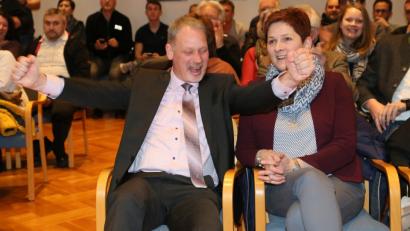 Bild: Hösamer
Georg Hoffmann ballt die Fäuste: Um 18.27 Uhr steht fest, dass er zum neuen Bürgermeister von Bodenwöhr gewählt ist. Mit ihm freut sich Gattin Antonia.