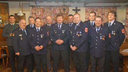 Bild: rkp
Langjährige Aktive der Feuerwehr Thanstein-Berg haben eine staatliche Ehrung erhalten. Dazu gratulierten (von links), Landrat Thomas Ebeling, Kreisbrandinspektor Richard Fleck, Kreisbrandrat Robert Heinfling sowie Bürgermeister Walter Schauer (Fünfter von links) und die Verantwortlichen der Wehr.