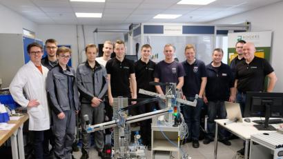 Bild: do
Abwechselnd trainieren die Rogers-Burschen mit den Teams von Tesa und Witron für den nationalen Berufswettbewerb der Mechatroniker, die "World Skills Germany" in Köln. Unser Bild zeigt die Teilnehmer-Duos aus Eschenbach und Offenburg mit ihren Trainern im Rogers-Ausbildungszentrum Eschenbach.