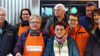 Bild: weu
Friedrich Keller (links), Vorsitzender der Tafel, ist stolz auf seine Mitstreitern: Im Team der Ausgabestelle Oberviechtach verteilen insgesamt 19 engagierte Ehrenamtliche wöchentlich die Lebensmittel an die Bedürftigen. In der Ausgabestelle Neunburg bringen sich 18 Helfer ein.