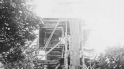 Bild: ld
1937 entstand dieses Foto vom Bau der Kirche. Darauf ist auch der vom "Club Überall" aufgestellte Gedenkstein für die Gefallen zu sehen.