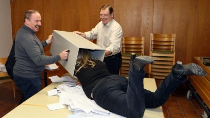 Bild: Hösamer
Voller Körpereinsatz: Auch der letzte Stimmzettel muss aus der Urne.