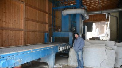 Bild: Gabi Schönberger
Daniel Gonsior darf künftig den Strahlenautomat zum Bearbeiten von Granit eine halbe Stunde früher als bisher in Betrieb nehmen.