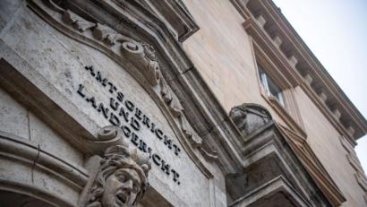 Bild: Lino Mirgeler/dpa
Der Schriftzug "Amtsgericht und Landgericht" ist an der Fassade des Gerichtsgebäudes in Regensburg zu sehen.
