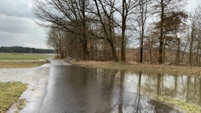 Bild: rpp
In der Gemeinde Kastl ist die Verbindungsstraße von Mühlhof nach Weha überschwemmt.