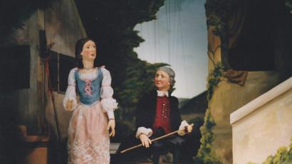 Bild: exb
Auch die Figuren Bastienne (links) und Colas aus dem Stück „Bastien und Bastienne“ sind im Museum zu sehen.