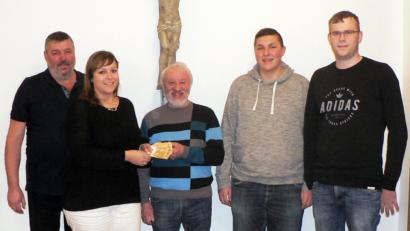 Bild: lep
Hans Karl von der Aktion „Für das Leben und die Hoffnung“ (Mitte) freut sich über die 200-Euro-Spende der Katholischen Landjugend, vertreten durch Anna Schreglmann (links daneben) und weitere KLJB-Mitglieder. Karl möchte den Erlös der Minibrotaktion zweckgebunden für das Schulfrühstück in einem Gebirgsdorf verwenden.
