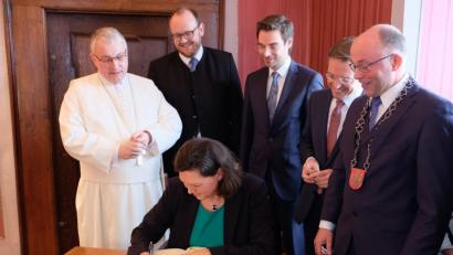 Bild: do
Dem Eintrag der Ehrengäste in das Goldene Buch der Gemeinde soll weitere nachhaltige Unterstützung folgen. Das erhoffen sich jedenfalls Kloster und Gemeinde. Unser Bild zeigt (von links) Abt Hermann Josef Kugler, Landrat Andreas Meier, Landtagspräsidentin Ilse Aigner, die Landtagsabgeordneten Stephan Ötzinger und Tobias Reiß sowie Bürgermeister Albert Nickl.