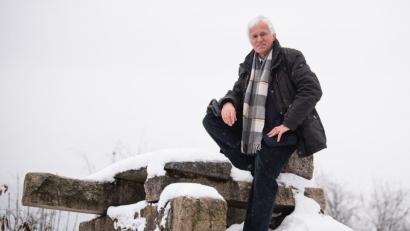 Bild: Nicolas Armer/dpa
Matthias Popp, Stadtrat in Wunsiedel und Mitglied des Initiatoren-Teams der "Überparteilichen Wählervereinigung Große Landstadt Fichtelgebirge", sitzt in seinem Garten auf einem Kletterturm. Das Initiatoren-Team der "Überparteilichen Wählervereinigung Große Landstadt Fichtelgebirge" will, dass aus 42 Kommunen im Fichtelgebirge eine Stadt wird. "Große Landstadt Fichtelgebirge" soll das Gebilde heißen. Mit etwa 160 000 Einwohnern wäre es die viertgrößte Stadt im Freistaat.