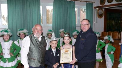 Bild: dg
Otto Schönberger (vorne von links) wird an seinem 75. Geburtstag von Prinz Michael I., Prinzessin Fiona I. und Hofmarschall Dieter Graf überrascht und zum Ehrensenator ernannt.