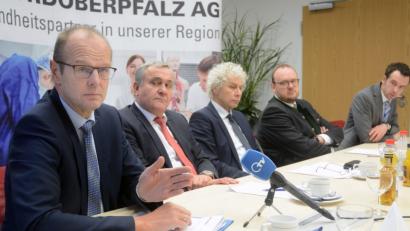 Bild: Gabi Schönberger
Das "Zukunftskonzept 2020" der Kliniken Nordoberpfalz AH steht. Vorstand Josef Götz (von links), OB Kurt Seggewiß sowie die Landräte Wolfgang Lippert und Andreas Meier sowie Pressesprecher Michael Reindl stellten es am Montag vor.