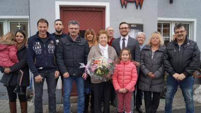 Bild: du
Marianne Renner feierte am Samstag im "Roten Ochsen" mit der Familie, Verwandten und Gemeindevertretern bei guter Gesundheit den 85. Geburtstag.