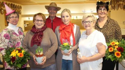 Bild: dl
Gaudamenleiterin Renate Stigler (links) und ihrer Stellvertreterin Elisabeth Schmidt (rechts) dankte Gauschützenmeister Manfred Muck für ihre Arbeit im Schützengau. Magdalena Schmidt aus Thanstein (Mitte) gewann beide Wettbewerbe. Gudrun Bussas (Zweite von links) und Michaela Zisler (Zweite von rechts) waren die besten Blattlschützen.