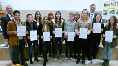 Bild: rn
Schulleiter Thomas Reitmeier und Diplompädagogin Iris Kettel (hinten, von rechts) übergeben den neuen Konfliktlotsen der Wirtschaftsschule im Beisein von stellvertretendem Schulleiter Bernhard Miedl (hinten, von links) sowie den Lehrkräften Stefanie Walbert und Elke Spitaler die Zertifikate.