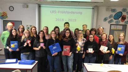 Bild: exb/Regina Hildwein
21 pädagogische Kräfte aus Kindergärten im Landkreis Schwandorf bilden sich drei Tage lang fort, um bei Lese- und Rechtschreibschwächen frühzeitig helfen und fördern zu können.