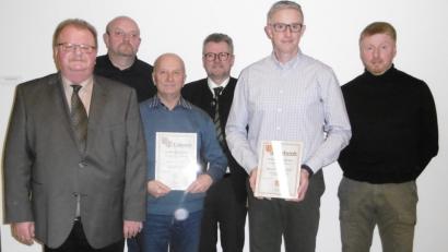 Bild: kök
Den anwesenden Jubilaren Hans Hörl (Dritter von links) und Frank Schloß (Zweiter von rechts) gratulierten Vorsitzender Hans König, dessen Stellvertreter Georg Götz (von links), Bürgermeisters Michael Göth und Kommandanten Jürgen Schloß (links).