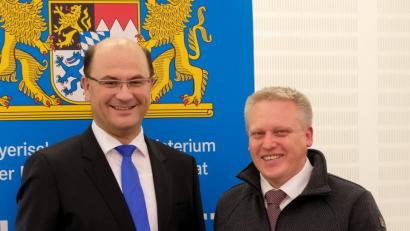 Bild: lep
Albert Füracker (links), Staatsminister der Finanzen und für Heimat, übergibt Bürgermeister Jürgen Kürzinger den Förderbescheid für den Markt Kirchenthumbach.