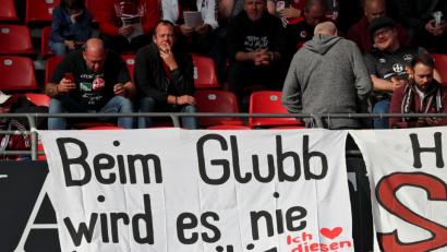 Archivbild: Daniel Karmann/dpa
Clubfans wissen, worauf sie sich einlassen: "Beim Glubb wird es nie langweilig. Ich liebe diesen Verein", stand beim Bundesligaspiel des 1. FC Nürnberg gegen 1899 Hoffenheim am 8. Spieltag im Max-Morlock-Stadion auf einem Banner.