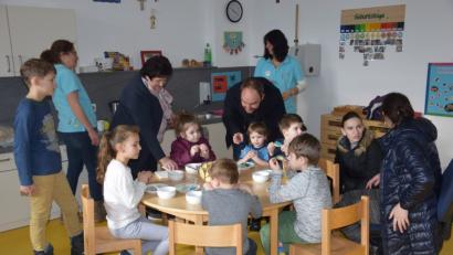 Bild: stg
Beim "Tag der offenen Tür" können Kinder Gebäck verzieren.