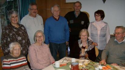 Bild: Erika Brönner
Mit Texten aus seinem Buch „Is wöis moch“ regte Mundartautor Georg Wagner (Mitte) die AOVE-Angehörigengruppe Leben mit Demenz zum Erfahrungsaustausch über die „gute alte Zeit“ im Winter an.