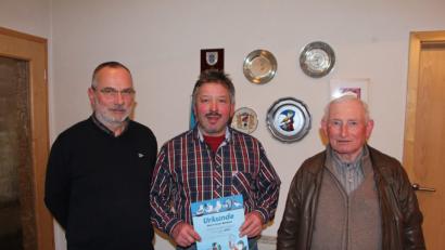 Bild: prh
Die goldende Ehrennadel für 40 Jahre Treue zu den Kleintierzüchtern bekommt Franz Weidner (Mitte) vom Vorsitzenden Rainer Bauer (links) und seinem Stellvertreter Alois Vogl (rechts).