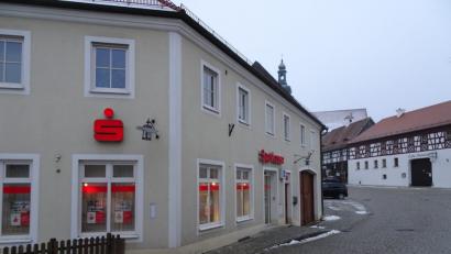 Bild: rti
Die Versorgung mit Bargeld soll für Kunden der Sparkasse in Neualbenreuth auch nach der Schließung der Geschäftsstelle sichergestellt sein.