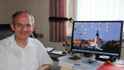 Bild: kro
Pfarrer Johann Hofmann, der in der Pfarreiengemeinschaft allseits sehr bliebt war, verlässt nach nur sechs Jahren die Pfarrei und wird ab 1. September neuer Pfarrer in Hirschau-Ehenfeld.