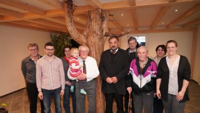 Bild: fvo
Ludwig Müller (Mitte) mit Urenkelin Marlene