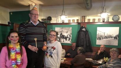 Bild: eib
Klára Halienková, europäische Freiwillige (links) und Eva Korabečná, Praktikantin im CeBB rahmen Jarda Šebesta aus Poběžovice ein, den ein buntes Hütchen krönte. Unter den Gästen war auch seine Frau Mirka Šebestová, die schon vielen aus der Region die tschechische Sprache mit großer Geduld näher brachte und seit den letzten Wahlen im November Vorstandsmitglied von Bavaria Bohemia e.V. ist.