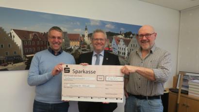 Bild: exb
Oberbürgermeister Andreas Feller (Mitte) freut sich über den Spendenbetrag der beiden Liedermacher Mike Schulz (rechts) und Andreas Schaumberger (links).