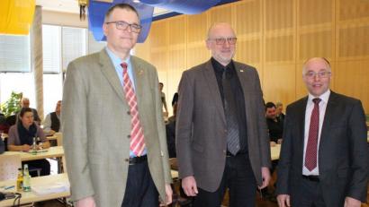 Bild: Lowak
Die Euregio Egrensis informiert in der Stadthalle Neustadt über Fördermöglichkeiten für grenzüberschreitetende Projekte. Von links: Stellvertretender Geschäftsführer Alexander Dietz, Geschäftsführer Harald Ehm und stellvertretender Landrat Albert Nickl.