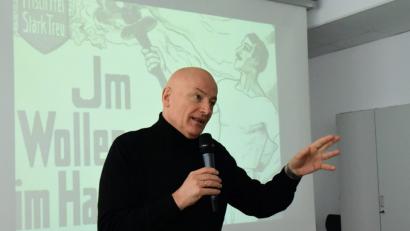 Bild: Winkler
Höchstleistungen am laufenden Band. Zum Erfolgsrezept des DDR-Leistungssports gehörte auch systematisches Doping. Darüber spricht der Zeitzeuge Thomas Lukow vor rund 100 Schülern der FOS/BOS.