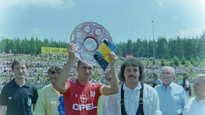 Bild: exb
Ein Höhepunkt am 8. Juli 1989: Nach dem Freundschaftsspiel des FC Bayern München beim ASV Neustadt überreicht Willi Platzer (Dritter von rechts), damals Vorsitzender des Neustädter Fanclubs, eine Kristallschale an Klaus Augenthaler (Dritter von links).