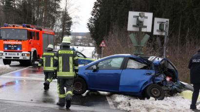 Bild: za
Folgenschwere Begegnung am Bahnübergang bei Latsch: Ein Zug raste am Sonntagvormittag in ein Auto.