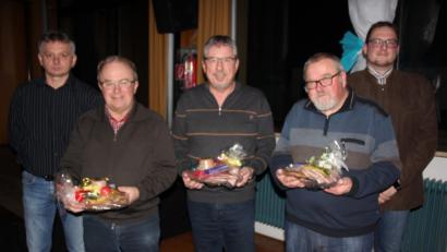 Bild: kro
Zu Ehrenmitgliedern wurden die drei ausgeschiedenen Fischereiaufsehern ernannt. Im Bild (von links) Fischereiaufseher-Obmann Markus Rath, Robert Eisenmann, Wolfgang Keller, Reinhard Heide und Vorsitzender Andre Röckl.