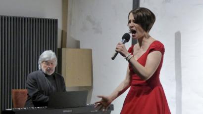 Bild: fsb
Chansonette Alexandra Völkl und Pianist Budde Thiem begeistern im Steinstadl.