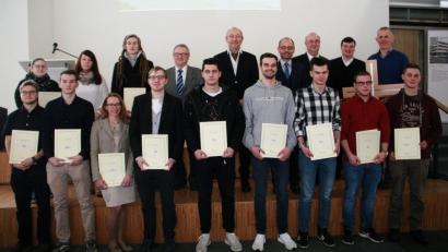 Bild: wro
Die erfolgreichsten Absolventen wurden mit Preisen ausgezeichnet. Es gratulierten: Studiendirektor Hans Gebhard, Pfarrer Maximilian Roeb, Studiendirektor Wolfgang Hecht, stellvertretender Landrat Alfred Scheidler, Schulleiter Wolfgang Eckstein und Zweiter Bürgermeister Fritz Holm (hintere Reihe von rechts).
