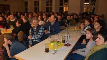 Bild: jr
Alle sechs Vorstellungen der Komödie „Aber, aber, Herr Pfarrer“ im Saal des Pfarr- und Jugendheims waren ausverkauft. Hier im Bild das Publikum am vergangenen Samstag.