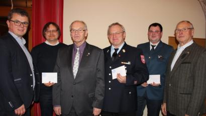Bild: pko
Bürgermeister Martin Birner (von links), Michael Hastreiter, Franz Tennert, Georg Schmid, Stefan Meier und Werner Arnold vollzogen die Auflösung des Wanderverein "Pfalzgraf"