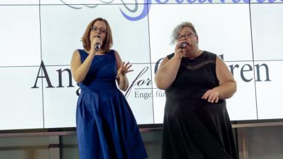 Bild: pml
Das Duo "Soulmate", Stefanie Gröger (links) und Bettina Mildner, trat erst kürzlich bei einem Benefizkonzert im Innovision-Center in Weiherhammer auf. Am Samstag, 16. Februar, singt es im Landratsamt Tirschenreuth, um Spenden für den kleinen Hugo zu sammeln.
